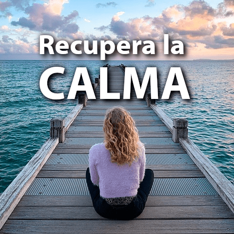 Mujer meditando frente al océano y sobre ella el texto "recupera la calma".