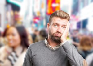 Hombre mostrando decepción.