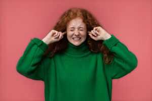 mujer negándose a escuchar sus emociones y enfadada